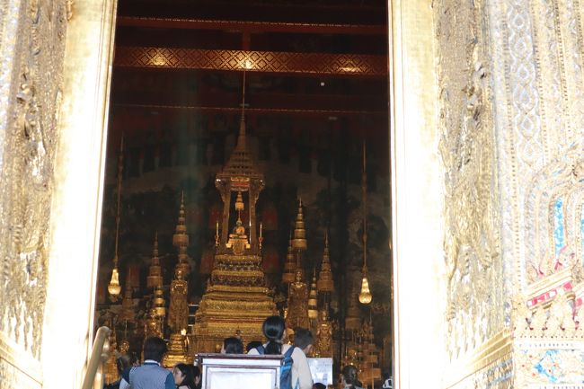 本堂内は、撮影禁止のエメラルド仏<br /><br />外から撮影しました。<br />