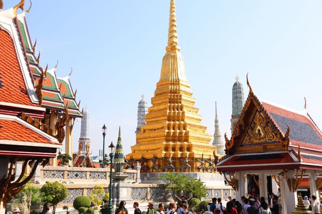 右側の建物がホー・プラ・モンティエン・タム<br /><br />難しい名前は覚えられません。<br /><br />家に帰ってからガイドブックで復習しています（笑）