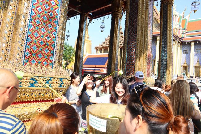 何やら皆さん　つぼみの花にお水を付けて　頭トントンしてます。<br /><br />よくわからないけど真似してトントンしてきました。<br /><br />きっと何かのご利益があるのでしょう・・。