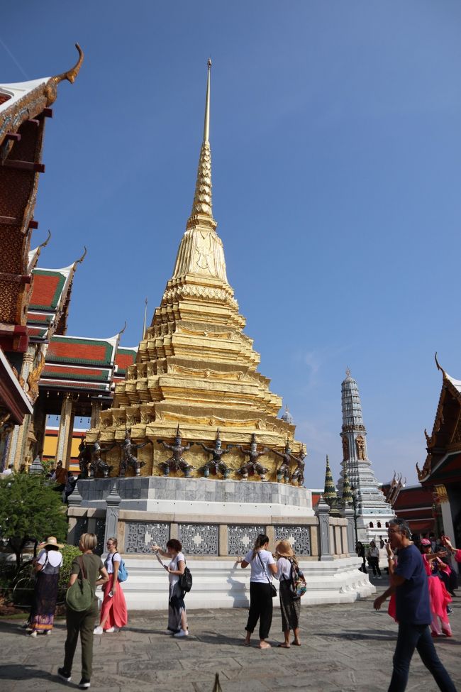 出口を探しながら「プラ・スワンナ・チェディ」の全景撮影。