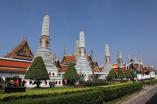 お手洗いの看板見つけて行って見たら　回廊の外側にある8つの並んだ仏塔に来ました。<br /><br />
