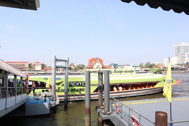 王宮から一番近いターチャン桟橋からボートに乗って向こう岸のワットアルンに向かいます。