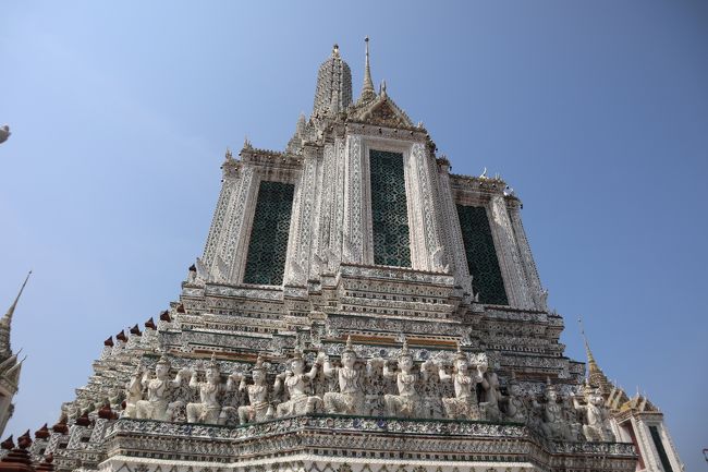 塔を支えるヤックとモックがいっぱい。