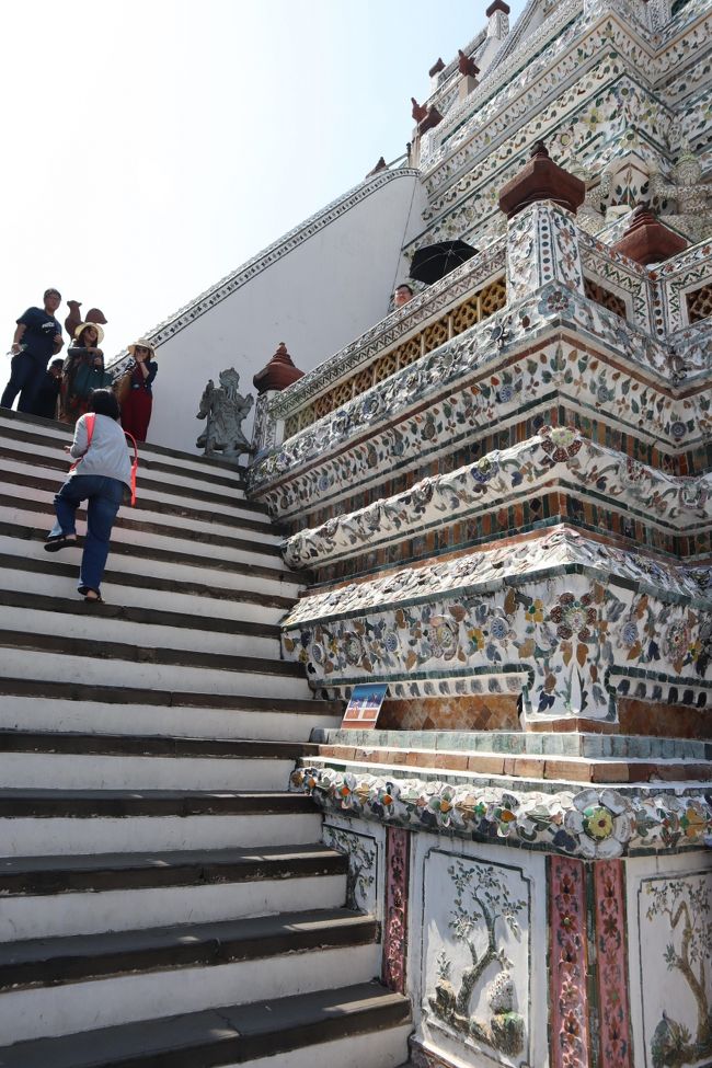 急な階段を登ります。