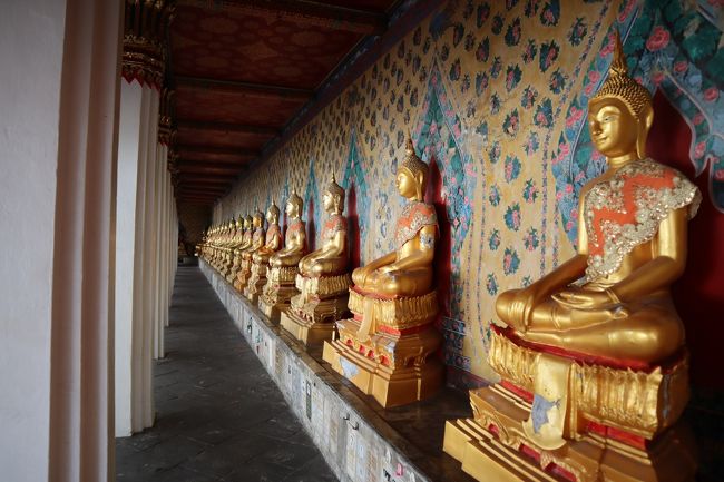 仏像が並んだ回廊。