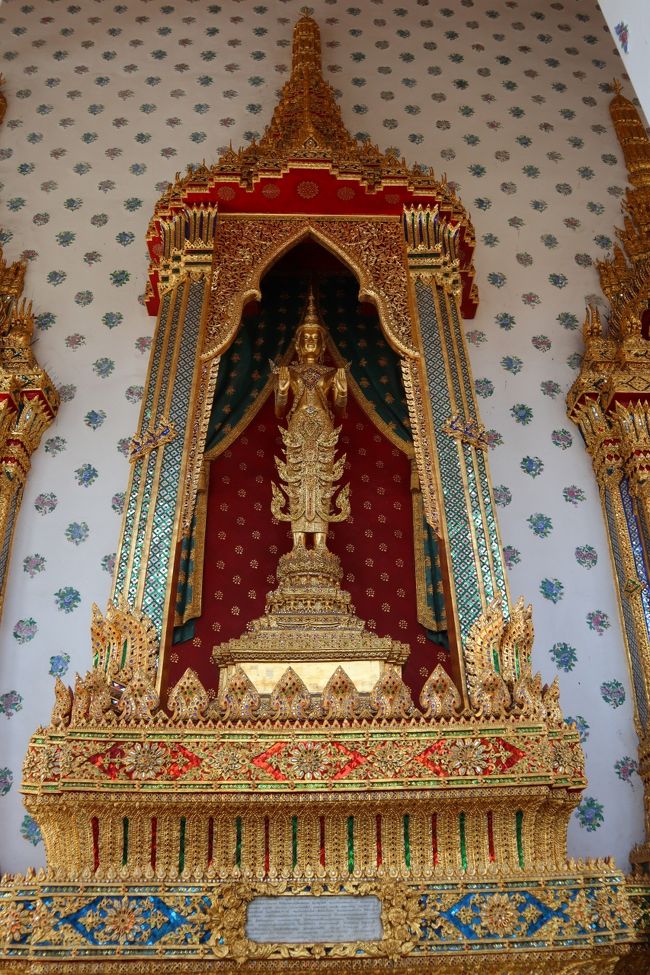 煌びやかな壁面。