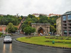 クラークアーダム広場とフニクラの駅、歴史のありそうなトンネルが見えてきました。