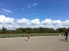 カフェを出て五稜郭公園に入ると、たくさんの観光客がいました。
地元の人々の憩いの場にもなっているようでした。
