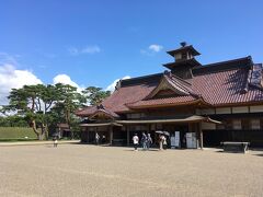 「一」の橋と「二」の橋を渡り、箱館奉行所へ。
当時のものを部分的に復元した建物がありました。
土方歳三たちが本拠地にして箱館戦争を戦った場所です。
