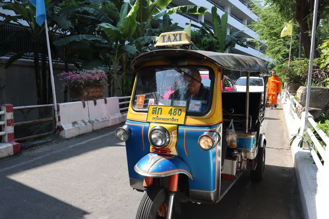 ボート乗り場方面の反対方向に出て　次はワットパクナムに向かいます。<br /><br />ワットアルンの出口には、客待ちのトゥクトゥクがズラッと並んでいます。<br /><br />本当はタクシーに乗りたかったけどタクシーが見当たらないので　トゥクトゥクで交渉。<br />200バーツ（720円）でした。<br /><br />普通のタクシー同様のスピードで走ります。<br />空気が悪いのでやはりタクシーがお勧めですね。。<br /><br />