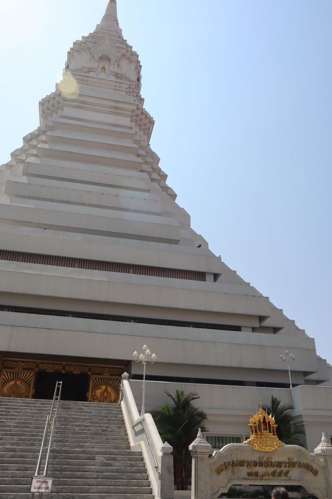 こちらがワットパクナムの外観。<br /><br />内部の写真が有名でも外観分からなくて迷ってる日本人の女の子たちがいました。<br /><br />「あそこだよ。」って教えると不意を突かれた日本語に驚かれてました（笑）<br />そんなに驚かなくても・・内部に入ればほぼ日本人（笑）