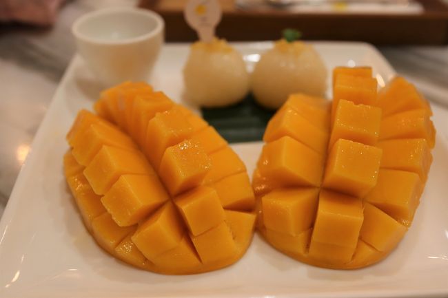 「メイクミーマンゴー」に来ました。<br /><br />夕食のレストランの予約があるため　プレートはやめてこちらのマンゴーにしました。<br />マンゴーは、甘くてやわらかくて本当に美味しかったです！<br />大きなマンゴーでもあっという間になくなります。<br />ただ付け合わせの甘いもち米は、あまり好きではないです。<br /><br />