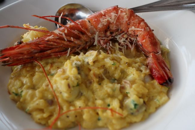 お料理は、グリルした大きなエビの乗ったサフランリゾットを頂きました。<br /><br />この店のエビは、大きくて焼き具合が絶妙で素晴らしく美味しかったです。<br /><br />私は、一人なのでこの料理を選びましたが他のエビ料理も絶対美味しいと思います！<br /><br />このレストランの良さは、景色だけじゃありませんでした。<br />