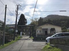 坂の上に神社が見えたので少し寄り道。
鳥居越しに、函館山を登っていくケーブルカーが見えました。
