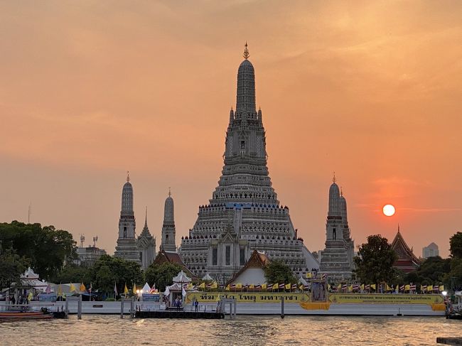 雲多めですが太陽が見えます。<br /><br />大満足な夕景です！<br />感動しました！！