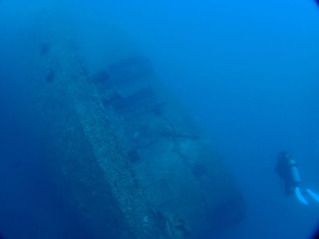 グアム湾内には、4つの沈船スポットがあり、ここはそのうちの一つ。長さ150m幅20mの巨大な軍用貨物船です。アメリカ軍の攻撃を受けてグアムの海に沈んでいます。沈んだ場所は、第一次世界大戦の時（1917年）に沈められたドイツの貨物船「SMSコーモランⅡ」のすぐ横です。まずは、コーモランにアプローチします。