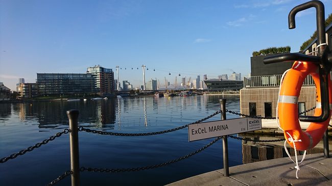 水辺を散策しながら、大回りでRoyal Victoria駅へ向かいます。