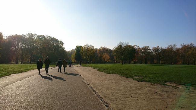 グリーンパークの駅を降りて、公園の中を歩く。