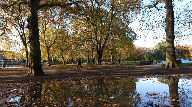 カナダ記念碑の近くを通過