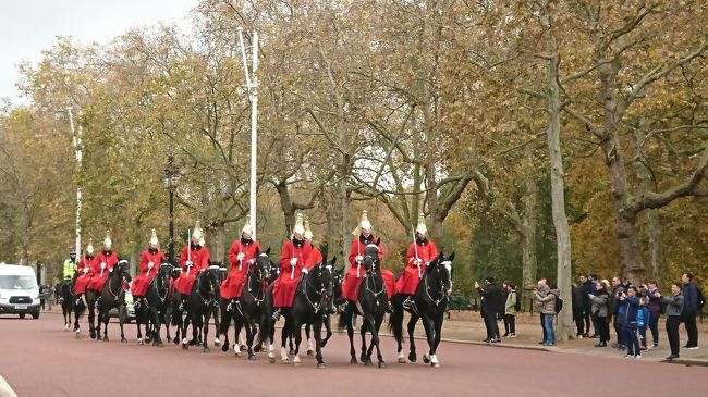 ザ・マル（The Mall）という、道路を進み、徒歩でトラファルガー広場へ