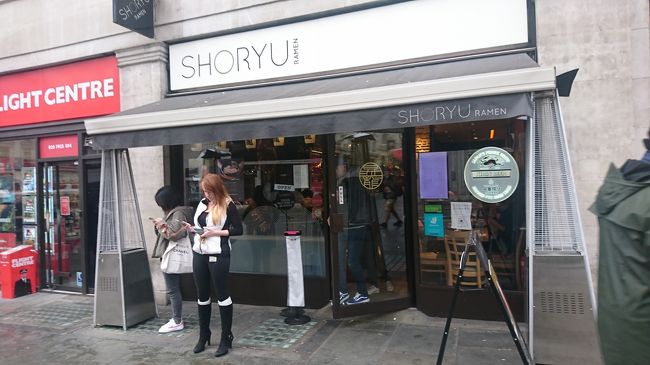 昇龍ラーメン、興味津々で覗いてみると。