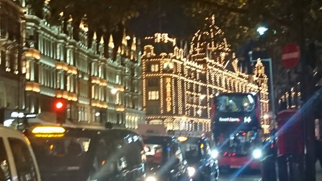 ナイツブリッジ駅近くで降車。<br />からの徒歩でデパートへ。