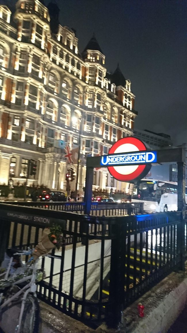 アンダーグランド（地下鉄）に乗ります。　<br />ナイツブリッジステーションから<br />ホテルのあるロイヤルビクトリアまで40分。