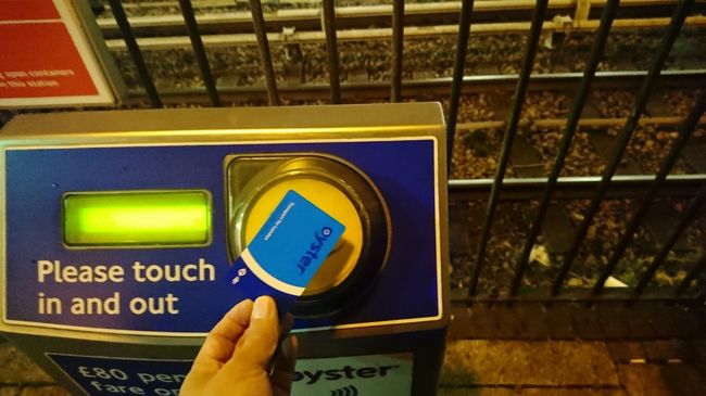 それは、必ずイエローリーダータッチしないと降車したことになりません。改札口がない駅は、キョロキョロと探しましょう。うっかりタッチしていないと、次回罰金が引かれます。<br />このロイヤルビクトリア駅は、階段降りた外の道路の方にありました。