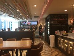 スタンズドーナッツで朝食。