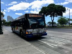 「57  KAILUA」と書かれたバスに乗ってカイルアへ。

アラモアナセンターは、バスのターミナルとなっていてとても便利です。

今回はバス1日乗車券を購入。

※ワイキキからカイルアに行くバスは、系統統合で「67」番に変更されたようです。