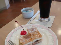 食後は階下のカフェでプチケーキと
アイスコーヒーを頂きました ♪