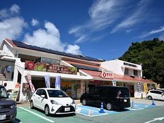 斎場御嶽へは、がんじゅう駅・南城に寄って行きます。車を停め、チケットを買い、斎場御嶽のパネル展示や紹介のビデオが無料で見られます。海の見渡せる休憩所もありお土産も揃っていました。