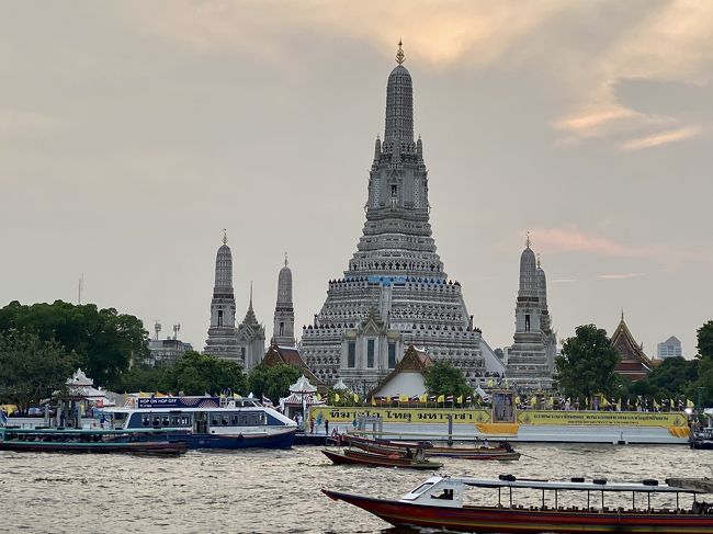 夕景とライトアップされた「ワットアルン」を見るのか目的で選んだレストランです。<br /><br />今日一日ずっと青空に恵まれていましたが　夕方から雲が出てきてしまってます。<br /><br />夕景が心配です。。