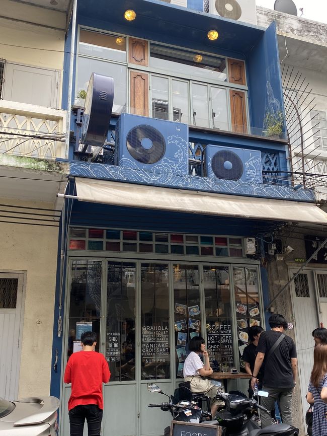 ホテルでシャワーを浴び一息ついてからまた出かけます。<br />今日はたくさん観光したのでこの時間からはグルメに走ります。<br /><br />ブルーホエールの店前に来ました。<br />バタフライティーのラテがインスタ映えするようでリストに入れていました。<br />悩んだけど素通り・・。<br />