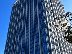 新幹線高架沿いを品川シーズンテラス（https://shinagawa-st.jp/）まで歩いてきた。