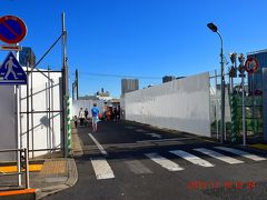 泉岳寺駅から徒歩1分で高輪橋架道橋への入口に到着。