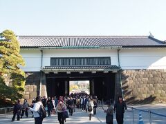 セキュリティチェックを終えて坂下門から入場します。
時刻は13時15分
大嘗宮見学終了までの待ち時間は１５０分と表示あり
どこかのアトラクションみたい。
