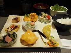 「贅沢ランチ」プレート、毎月内容が変わるそうです。このほか茶そばのセットなどがあり。