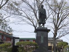 江戸時代に柳川藩主として柳川城の堀を整備した「田中吉政」の像。

田中吉政は、豊臣秀次の筆頭家老であったり、
関ケ原の戦い後の８年間、初代「筑後国主」として筑後地方一帯を治めたとか、有名な方らしい。