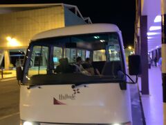 2019年11月16日(土)　19:45マレ国際空港着
空港で荷物を受け取ってバス乗り場付近に行くと、HulHuleのバスが来てました。
飛行機の到着にあわせてバスが来ているようでした