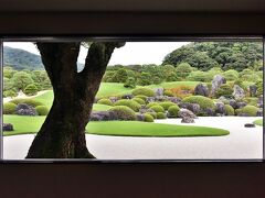 足立美術館

一幅の絵画・・・「庭園」
窓枠が「額縁」になります。
