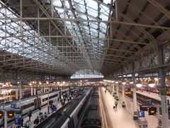 マンチェスター・ピカデリー駅はイギリス有数の大ターミナル。列車待ちの間にＢ＆Ｂに電話して迎えを頼みました。