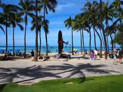 「カラカウアアベニュー」をワイキキビーチに沿って進みます。

デューク カハナモク像
