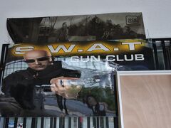 新婚婿殿待望の

実弾射撃体験です！！

送迎してくれますが、

約束時間を5分過ぎたので、店舗に電話すると、

「ホテルの前で待ってるよ！」　と！！

店ロゴが入った車が迎えに来ると思っていたコップとカー・・・

待っていたのは、

「スワットガンクラブ」ワッペンが付きの服を着ているおじさんでした・・・」

おじさん
「ホテルに入ったら怒られるね・・・」

いくら待っても来ないはずです！！

車は・・・

UBER・・・や！！

次女宿泊ホテルに迎えに行き！

店舗に！！