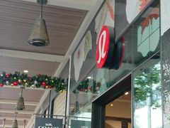 アラモアナセンターに着いて真っ先に向かったのは「ルルレモン」！

最近ホットヨガを始めたので、ヨガウェアを買いにきました。
店内は入場制限をしており、30分くらい並んだかな・・・

ルルレモンは店内の一部のみセール品がある感じでした。
ここでハワイ限定のTシャツとレギンスを購入！でもハワイ限定品はセール対象外でした。