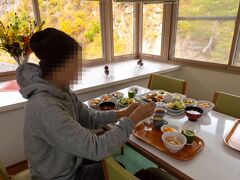 玉川温泉の朝食、昨夜と同じ席です。
広い食堂の中で周囲の紅葉が見渡せるいちばんいい席。私たちはいつもここにしていました。