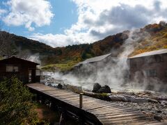 食事の後は支度して天然の岩盤浴に出かけます。
湯畑の向こうは玉川温泉の自炊棟なのかな。