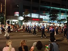 ワイキキに戻ってきました。
カラカウア通りでは「ワイキキ・ホリデー・パレード」をやっており、車両通行止めになっていました・・・
トロリーもいつものルートや停留所ぢゃなく、最寄の臨時の場所に停留所が移動します。
私が乗ったレインボートロリーもDFS（Tギャラリア）には入れず、クヒオ通り沿いの「OHANA Waikiki Malia by Outrigger」ホテル前がDFSに代わる停留所となっていました。