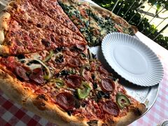 カイルアビーチからほど近い「Bob's Pizzeria」へ。

ピザのサイズは、アメリカンサイズ(笑)  とても大きいです。

1/4でもお腹いっぱいになってしまいそうですね・・・

値段も、1/4で$8以下なので、物価の高いワイキキに比べ良心的な価格で良いです。

今回は異なるピザを1/4ずつ注文。注文すると、丁寧にピザを温めてくれます。

生地は薄めで、思ったよりもペロッと食べれてしまいます。

味はどれもちょうど良く、サクッとしたピザ生地にマッチしていてとても美味しかったです。

外のテラスで食べれるのもまた良いんですよね～～

----
お腹を満たして、再びカイルアビーチへ。
