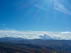 大沼を後にし、八幡平へ向かってアスピーラインを東へ走っていきました。
八幡平山頂レストハウスの駐車場に車を停め、月見うどん（ゆで卵付き）を食べてから山頂散策に出発。
ここはレストハウスから１５分くらい登ったところ、見返峠あたりです。